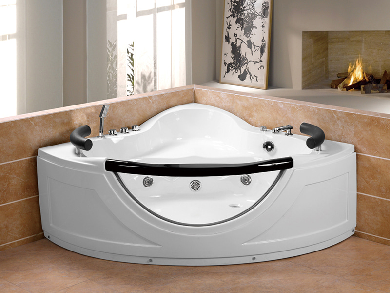 8607 Whirlpool bathtub with water level reaction